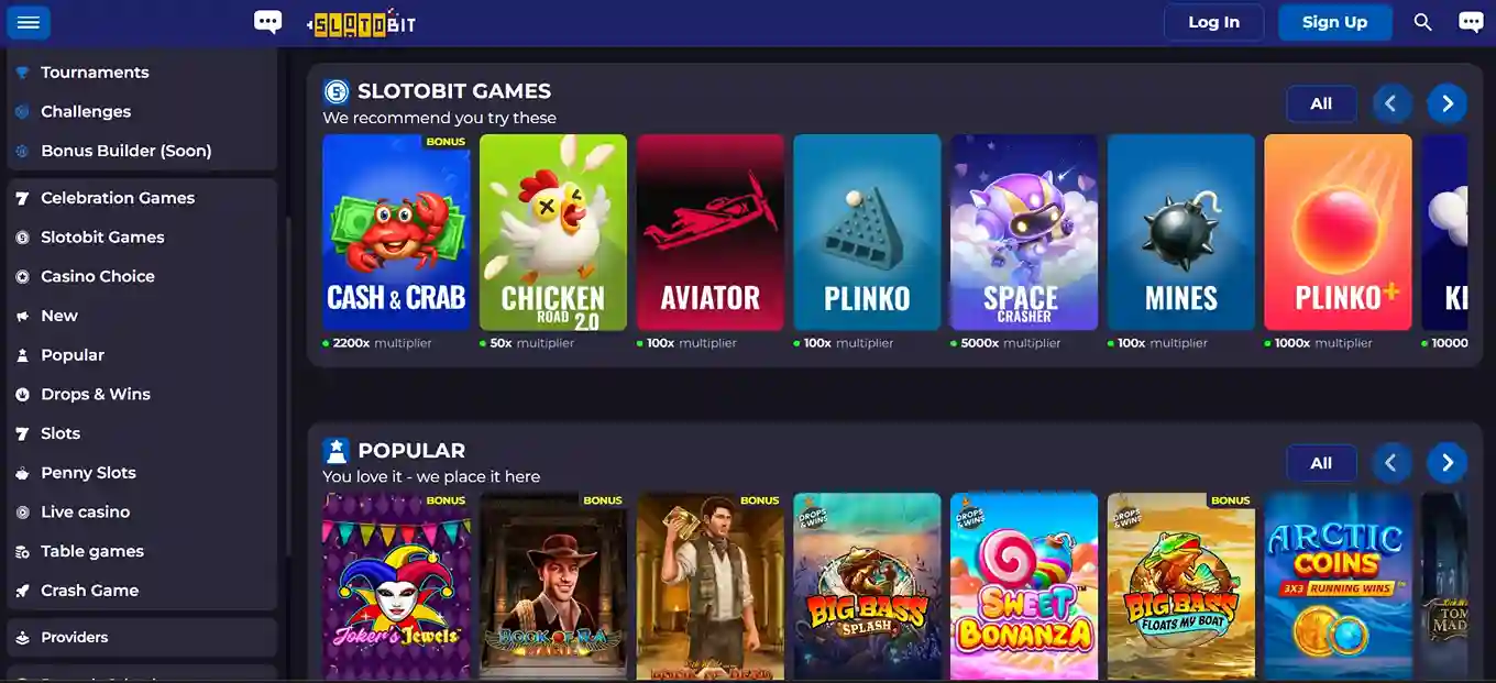 SlotoBit Casino Lobby im Dark-Theme mit Seitenmenü für Turniere und Slots, empfohlenen Spielen wie Cash & Crab, Chicken Road 2.0, Aviator, Plinko und Bereich „Popular“ mit Top-Slots.